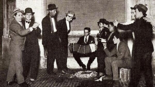    Мужчины танцуют танго на улице Буэнос-Айреса, чтобы потренироваться перед тем, как отправиться на бал© Фото : Public domain