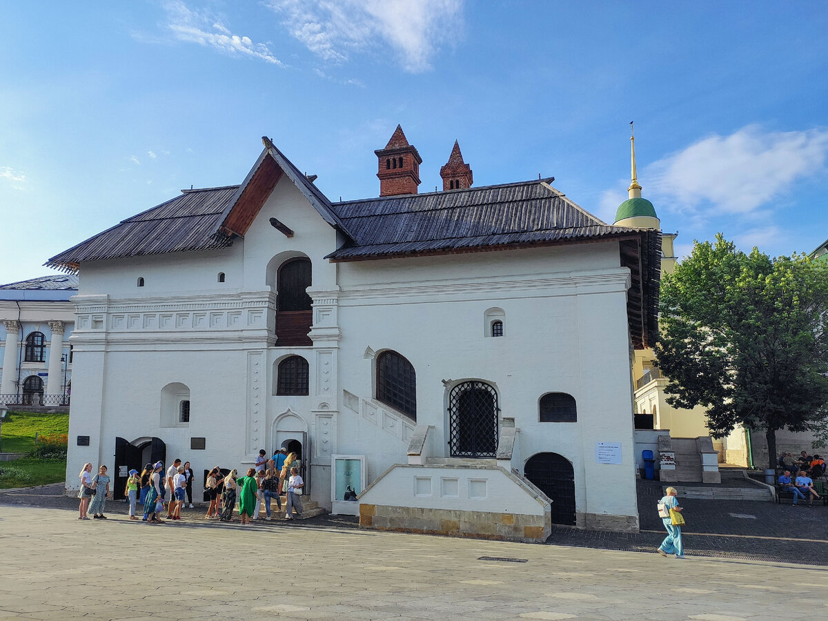 Старый Английский двор. Желающих попасть внутрь немало.