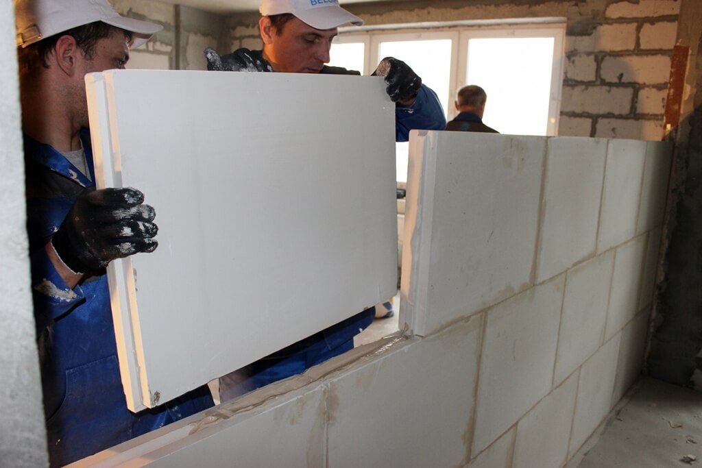 Процесс монтажа перегородки из силикатных блоков