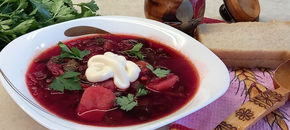 Летний суп из свежей свекольной и морковной ботвы.