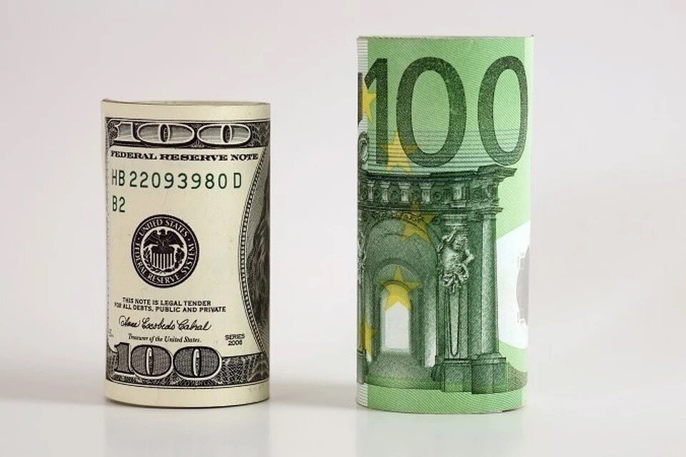     Евро и доллар укрепились по отношению к рублю 26 июля 2022 года  GLOBAL LOOK PRESS