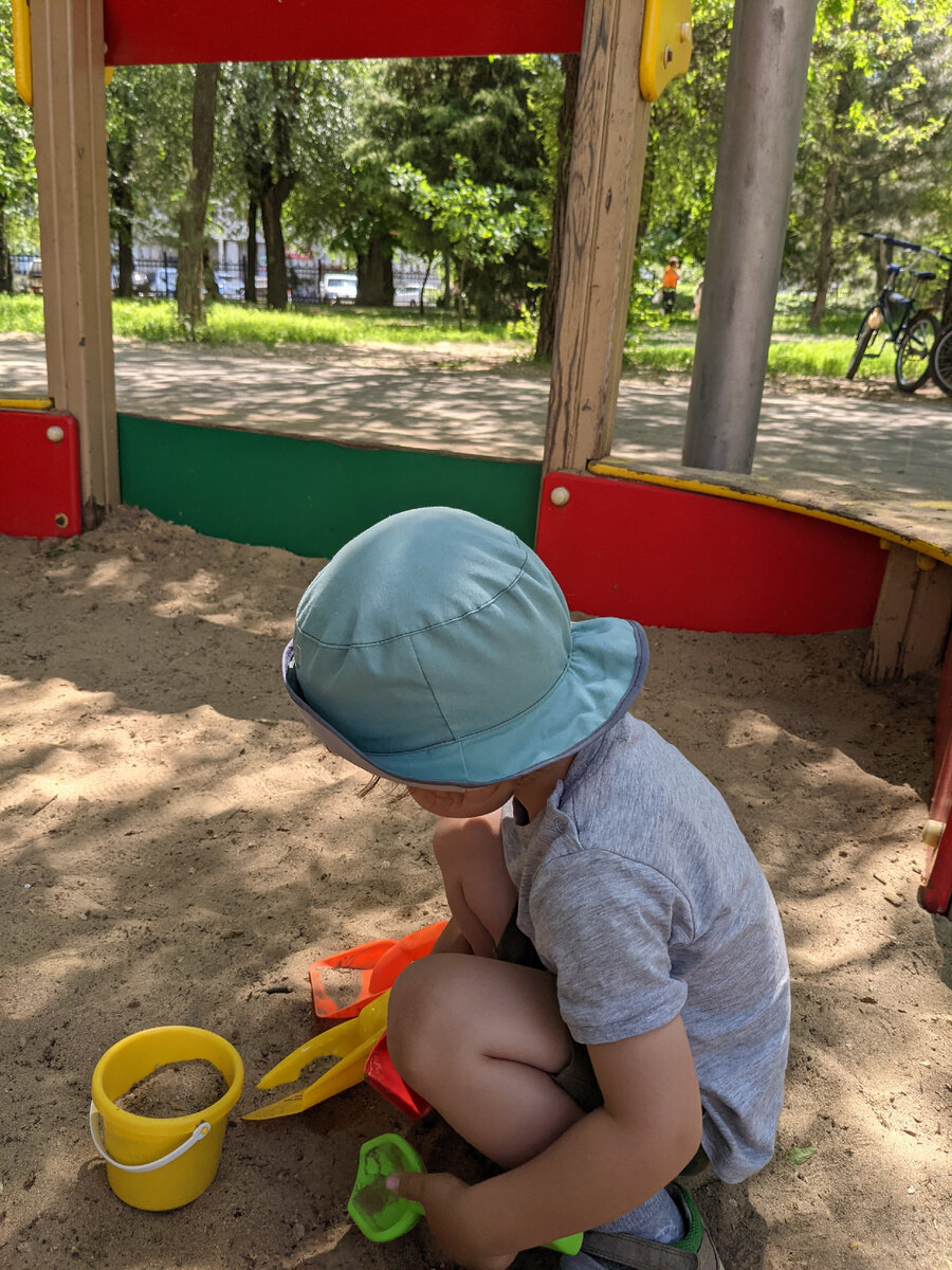 Песочка достаточно, горки/качели опасны и избегаемы