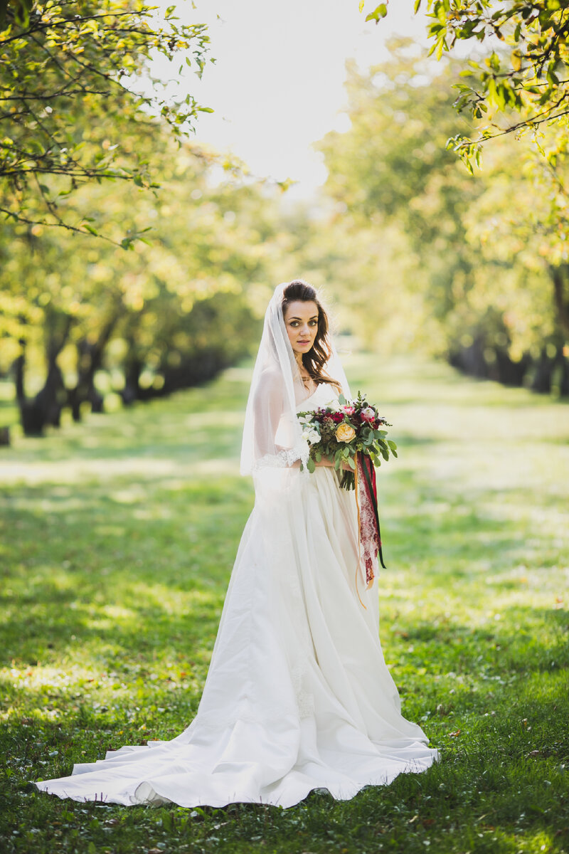 Невеста в свадебном платье в Коломенском 