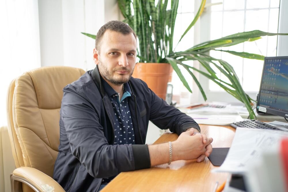 «Для  прямого контакта с покупателями мы используем не только отзывы, но и  телефон горячей линии, который указан на упаковке. По сути, это мой  рабочий номер, и любой, кто приобрёл нашу продукцию, может позвонить и  задать вопрос напрямую мне, главному технологу. Не нужно писать  обращение через форму на сайте и ждать ответа», — говорит Вячеслав  Пономарь. В основном звонят с вопросами об использовании того или иного  средства.