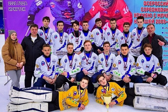   Вместе с ЦРС Женя дважды становился бронзовым призером первенств России по хоккею с мячом