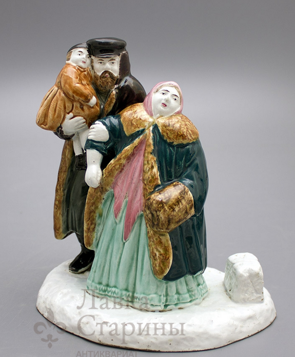 Статуэтка "Семья" ("В гости к куме"). Конец XIX-го века, фаянс. Высота 16, 5 см. Фото взято из свободного доступа в интернете.
