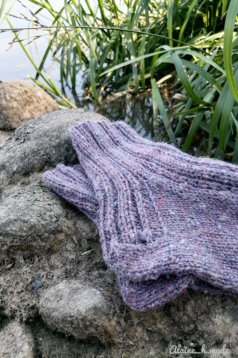 1. Толстенькие и неколючие, при дневном освещении старались увидеть оттенок "кофе", заявленный на этикетке пряжи. Увидели "лаванду/сирень/ежевику". Продемонстрировали крапушки твида👌