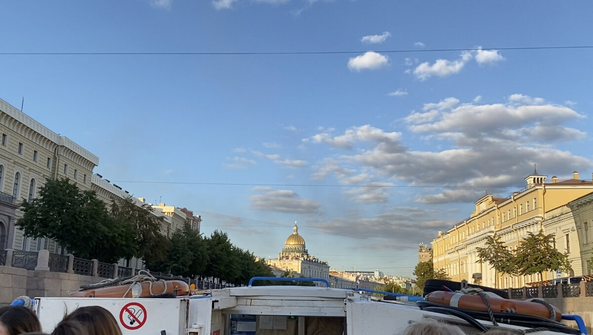 На реке Мойке, впереди виден купол Исаакиевского собора.