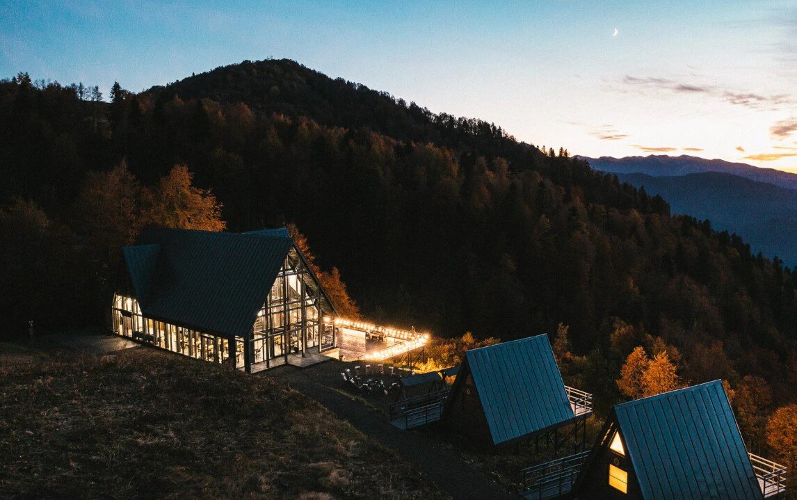 «Нахазо» в Красной Поляне на высоте 1900 м выбрало жюри премии АРХИWOOD-2022 в номинации «Лучший быстровозводимый отель из дерева».