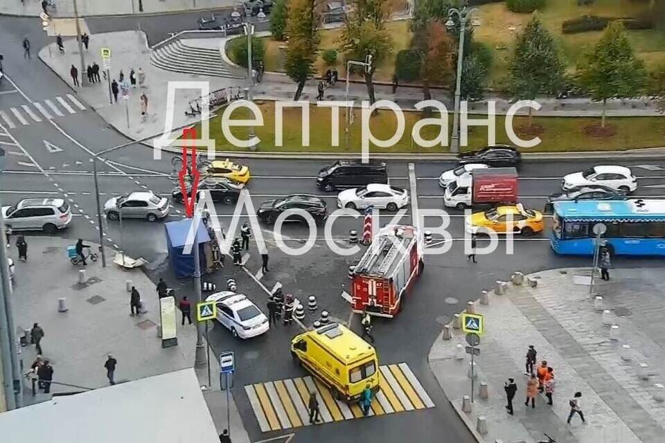     Грузовик совершил наезд на препятствие и опрокинулся на Славянской площади  Департамент транспорта Москвы