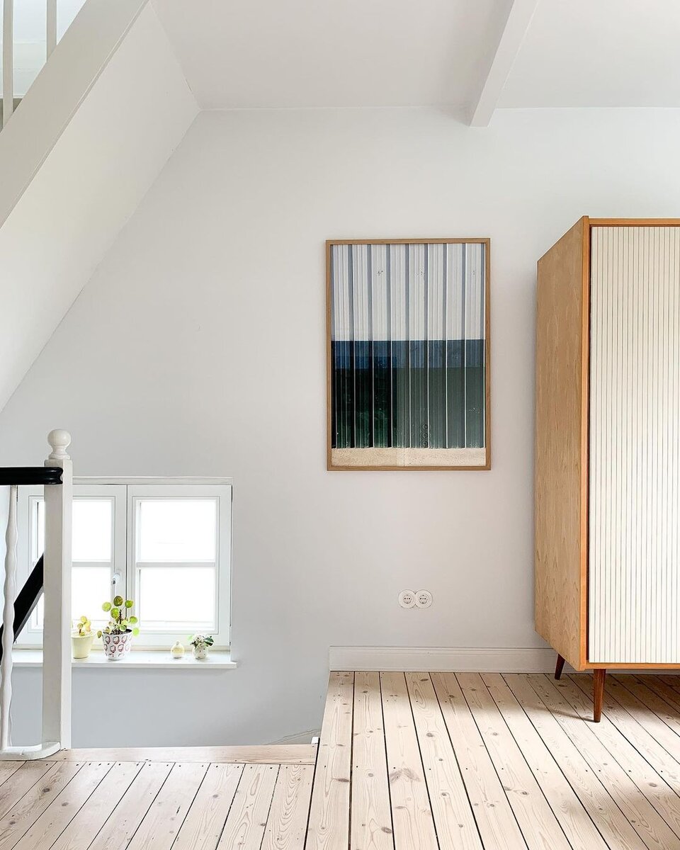 Квартира располагается в таунхаусе за рубежом. Самый шик здесь, конечно, — деревянный пол. Он так красиво смотрится на фоне стерильно белых стен