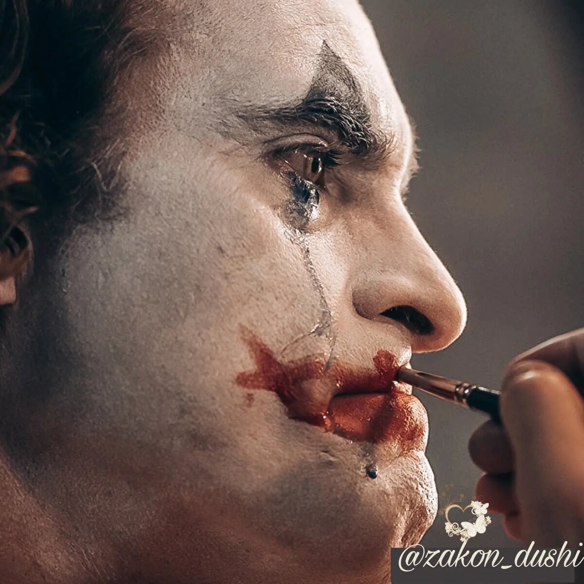 Война не закончится, пока мы так с собой, своими детьми, другими людьми.Мы захлебываемся ненавистью и это случилось не 21 сентября. И не 24 февраля. Нет!⠀
⠀
Это случилось давно. Когда предав себя, мы рисовали маски на своём лице. Маски успешности, счастливого брака, идеальной жизни, самой лучшей в мире работы... Мы сами делали это, нас никто не заставлял. Мы были "веселыми" и "счастливыми", чтобы не расстраивать "мамочку" - родителей, коллег, соседей и главное- свое эго.⠀
⠀
Вдруг кто-то усомнится в нашей идеальности, красоте, успешном успехе и сытой жизни?! Мы никак не можем этого допустить! Заткнув свою душу кляпом, мы рисовали эти " лица" Счастья. Пришло время урожая. Проснулся Джокер. ⠀
⠀
Нельзя врать беспробудно, себе в первую очередь, и быть при этом счастливым. Видимость создать-да. Но ЧУВСТВОВАТЬ счастье - никогда. Теперь маски слетают и Джокер ищет жертву. Он не может по другому. Слишком дорого стоит ложь. ⠀
⠀
Мы типа хотим мира. И в это свято верится, читая комментарии в любой соц. сети. Мы готовы перегрызть глотку любому, кто думает иначе. За мир во всем мире мы готовы передушить всех. Ведь правда же, это МИРНОЕ намерение? ⠀
⠀
Вчера мне написала мать троих детей. Пожелала, чтобы моему внуку (ему сейчас 8 месяцев) попасть туда, где война. Написала потому, что никто в дачном чате не дал совета, что ей делать с тремя детьми призывного возраста. А я ответила, что такой совет не может дать ни один нормальный человек. ⠀
⠀
Потому что КАК можно советовать взрослой женщине и трем взрослым парням, что им делать?! Не зная ни их жизни, ни их ценностей, ни их возможностей и  готовности что либо делать в принципе. ⠀
Она живёт в России, на даче, со мной на соседней улице. ⠀
⠀
Я не расстроилась, не разозлилась и нравоучительных ответов с моей стороны не было. Я понимаю. Понимаю НА СКОЛЬКО ОНА НЕСЧАСТНА.⠀
⠀
А таких как она-людей без жизни - миллионы. И они не где-то в Украине. Они здесь, в соседней квартире, в соседнем доме.Они готовы убивать своих же. За мир. Во всем мире.⠀
⠀
Как раньше не будет. Нам больше не разрешат носить маски. Сейчас смывают гримм. Чтобы каждый из нас увидел СВОЕГО Джокера. ⠀
⠀
Увидел и осознал, что вырастил его САМ. Понял наконец, почему это произошло и стал сильнее своего главного страха. Страха - быть СОБОЙ. ЖИТЬ своей жизнью, следуя за Душой. ⠀
⠀
Каждый из нас пришёл сюда не для страданий, а для Любви и Счастья. Каждый может вернуть себе право на это. Право, данное Богом, и отобранное другими людьми. ⠀
⠀
Ради себя, своих детей и продолжения нашего существования на этой планете. ⠀
⠀
⠀
#правонажизнь #радисвоихдетей #мирвнутрименя #преодолетьстрах #перестатьбояться #житьвмирессобой #житьрадижизни #правонасчастье #счастьевнашихруках #помочьсебе #сильнеестраха #рожденнаядлясчастья⠀
⠀
⠀
