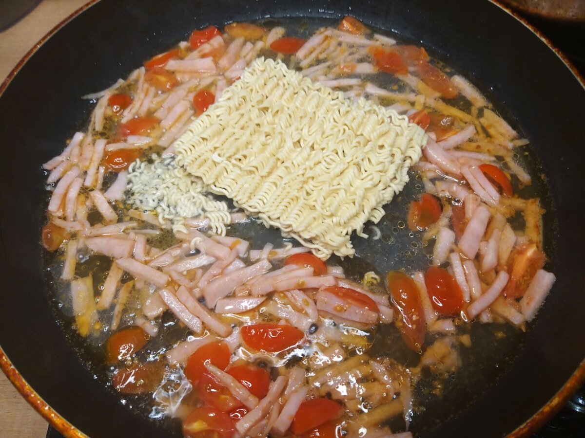 Доширак с сосисками на сковороде. Лапша вареная. Блюда из лапши доширак. Макароны на сковороде. Доширак на сковороде.