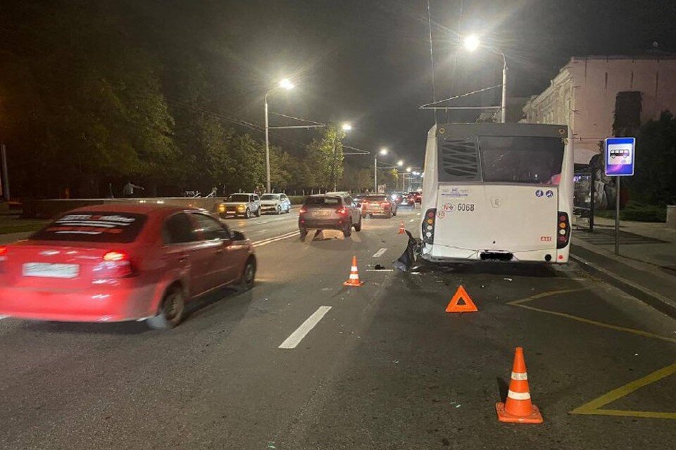     Массовая авария с участием двух иномарок и автобуса произошла в центре Ростова. Фото: ГИБДД по РО.