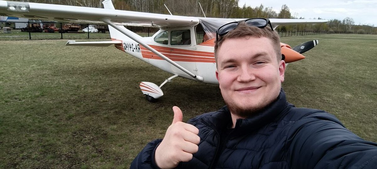 Автор Дмитрий Пыжьянов "Грамотный Сантехник" я очень люблю летать и это фото после полета на Cessna 182