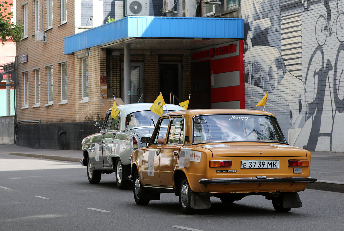советская классика на фоне граффити с ГАЗ-21