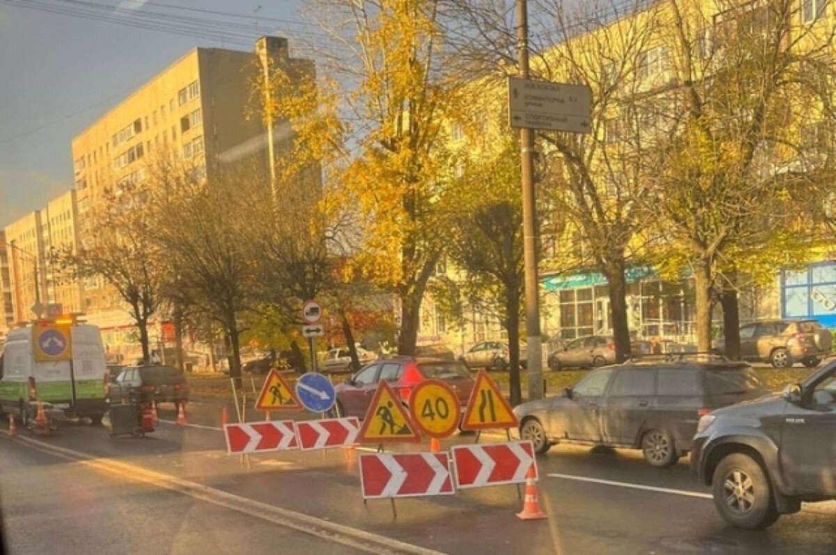 На проспекте Чайковского в Твери из-за дорожных работ образовалась пробка |  АиФ–Тверь | Дзен