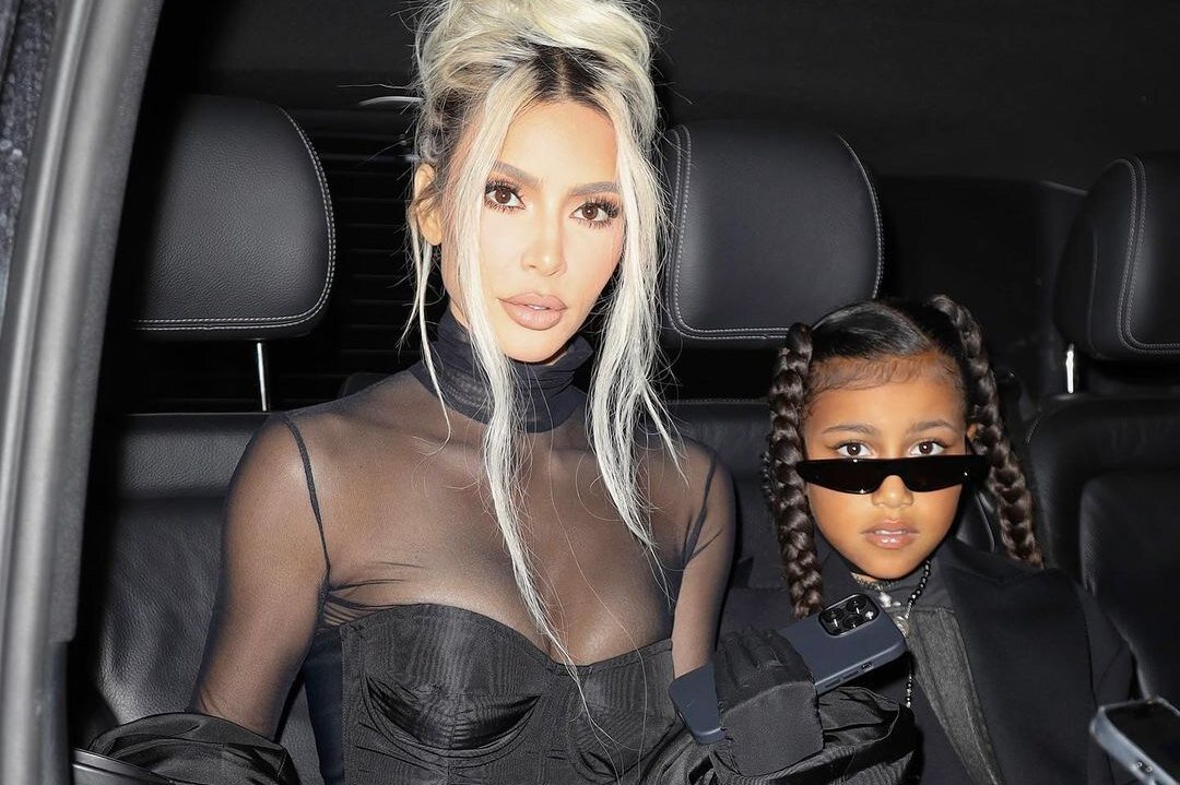     «Папочка никуда не ушел»: Ким Кардашьян показала сына и дочь, исполняющих песню Канье Уэста