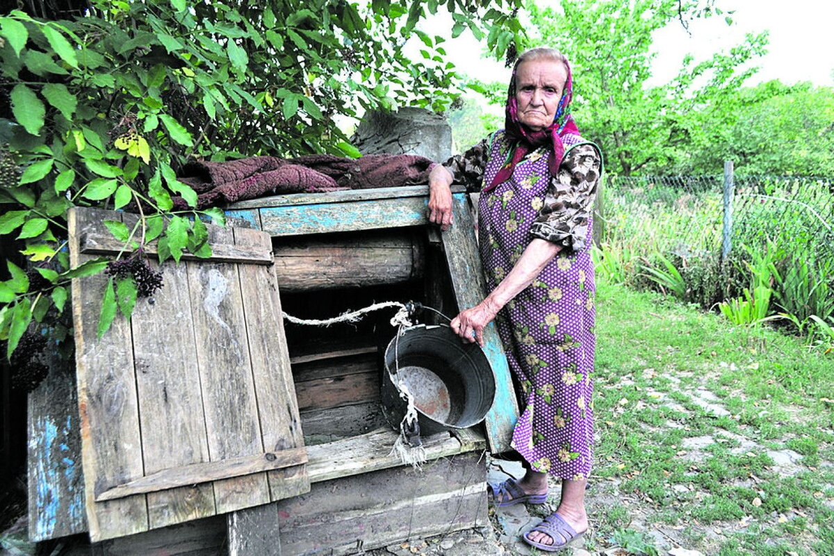 Бабка с ведрами