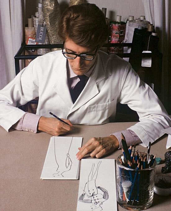 Ив Сен-Лоран за работой 