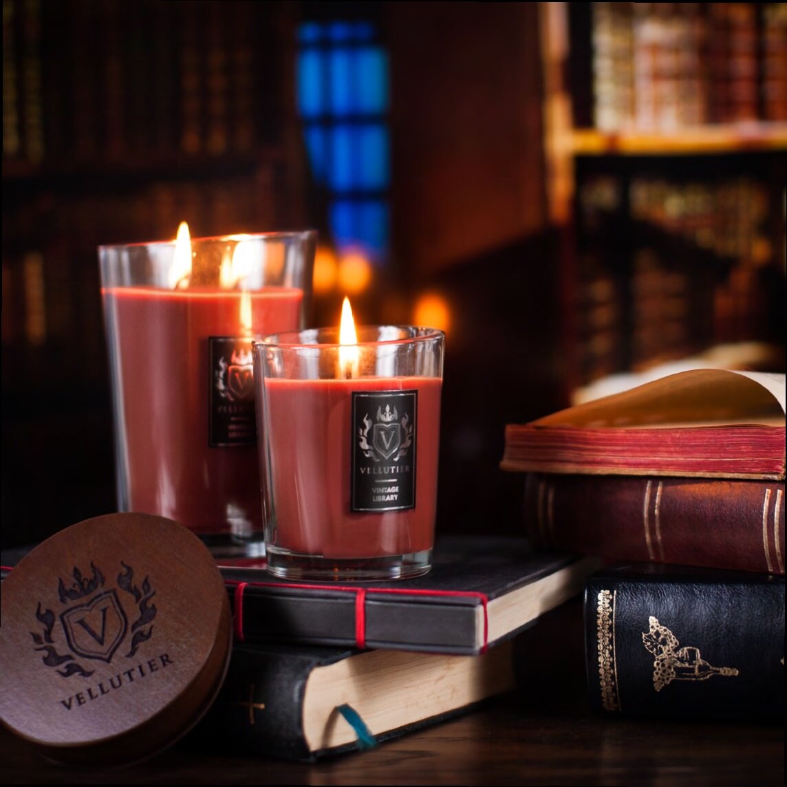 Старинная библиотека / Vintege Library Vellutier
Займите место в библиотеке, наполненной томами величайших мастеров. Расслабьтесь в удобном кресле у дубового стола, и почувствуйте неповторимую атмосферу этого места , благодаря утонченным нотам превосходного темного рома, смолистых опопанакса и лабданума, бурбонской ванили и индийского сандала.