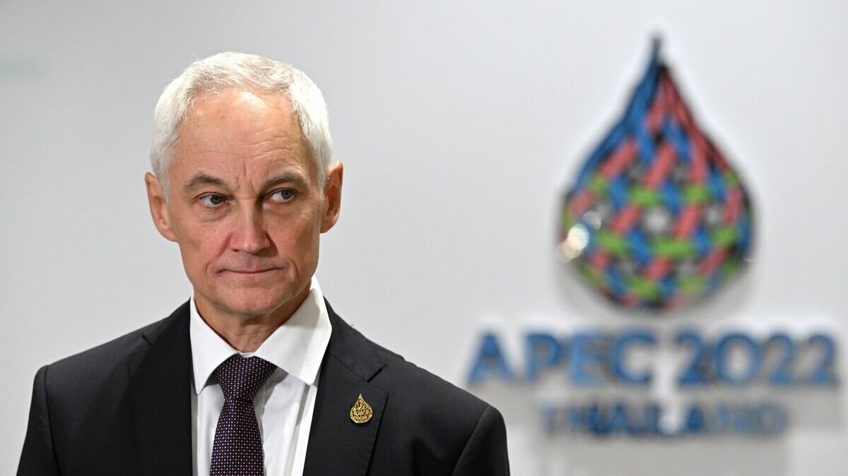    Первый заместитель председателя правительства РФ Андрей Белоусов выступает на брифинге для российских СМИ в рамках саммита АТЭС в Бангкоке© РИА Новости / Рамиль Ситдиков