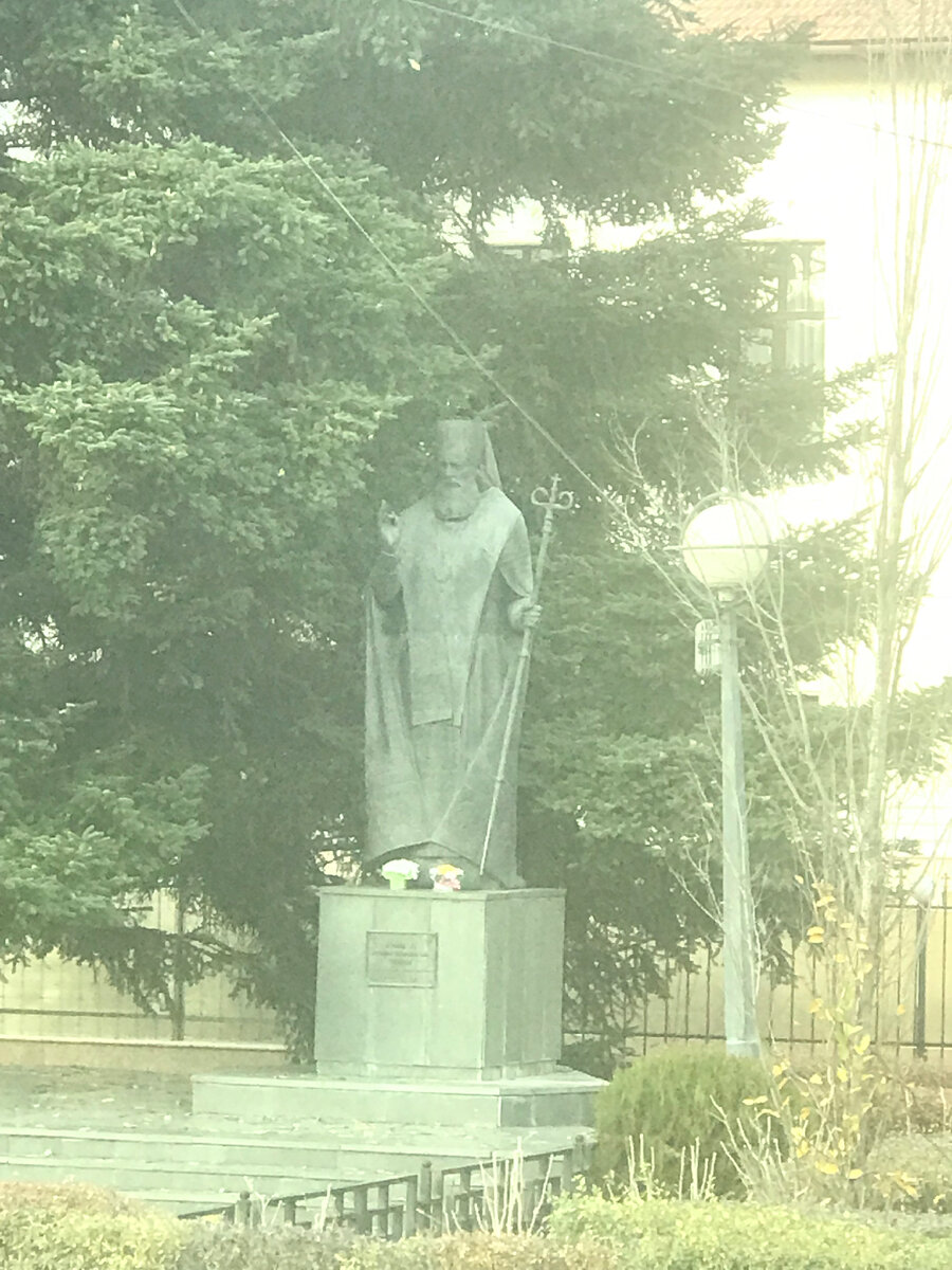 Памятник у медицинской академии.