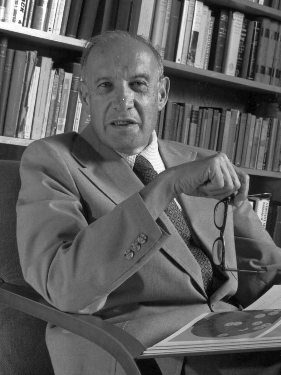 2 https://upload.wikimedia.org/wikipedia/commons/e/ea/Drucker5789.jpg
