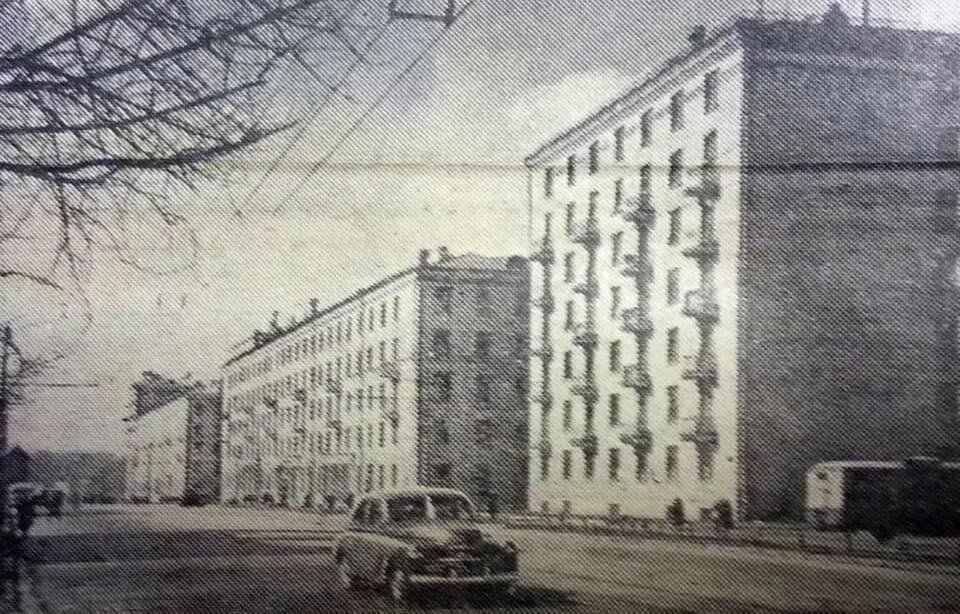 Начало Первомайской улицы (северная сторона). Дома, построенные по типовым проектам САКБ. 