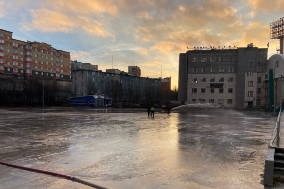    В центре Мурманска заливают каток