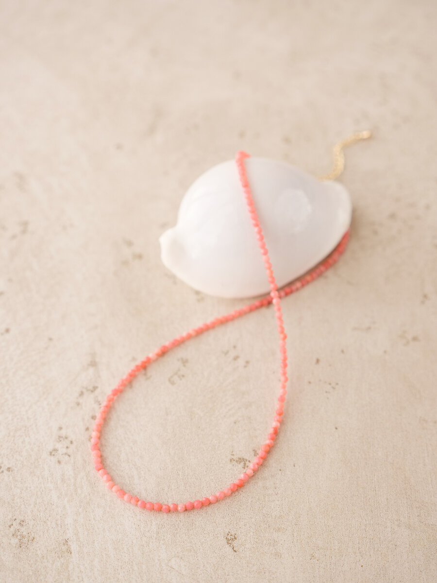 Чокер из натурального коралла бренда NOIMA