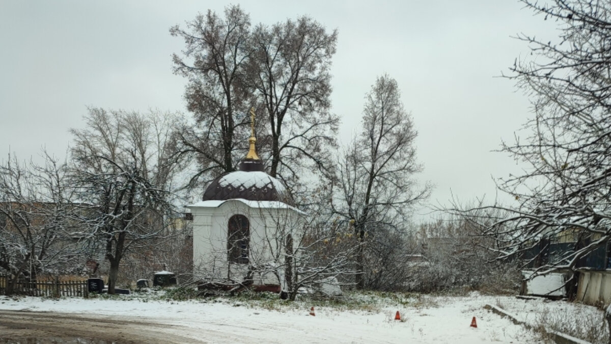 Небольшая часовенка неподалеку от храма. Фото автора