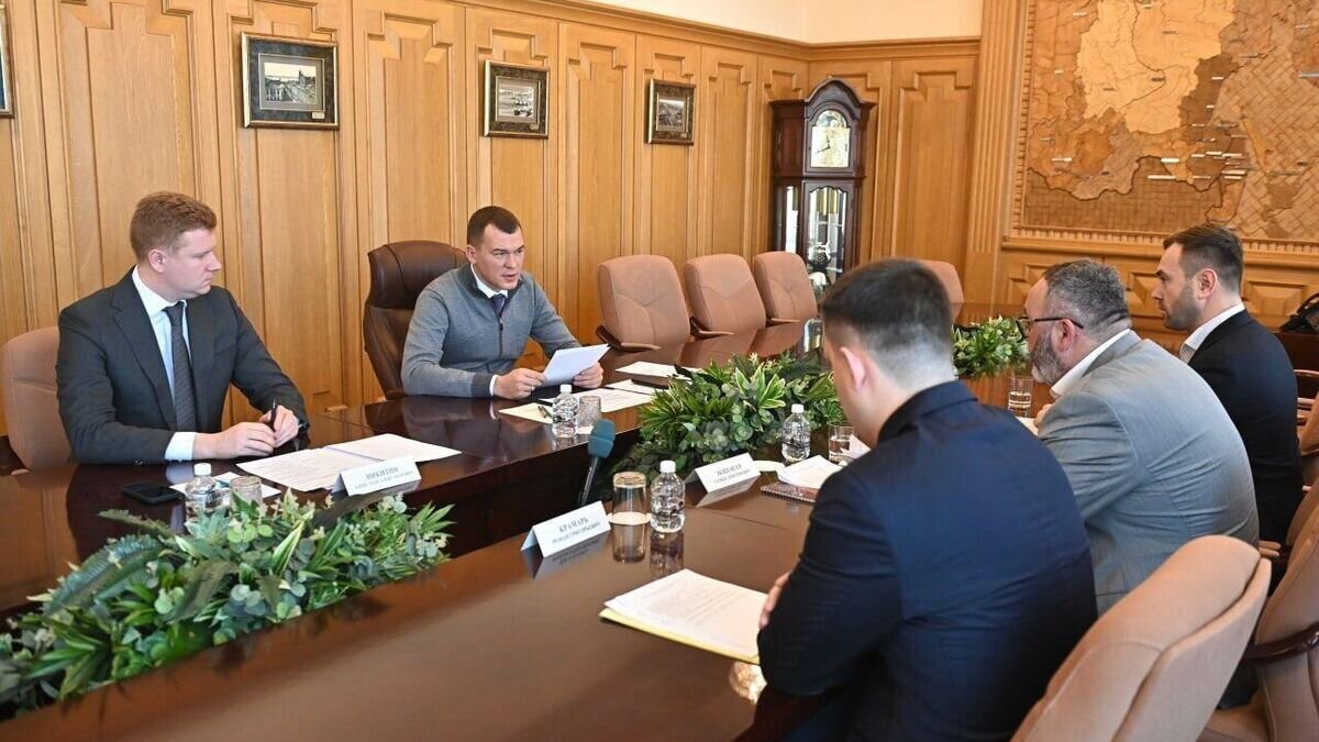    Встреча губернатора Хабаровского края Михаила Дегтярева с руководителями трех профессиональных команд региона – "СКА-Хабаровск", "Амур" и "СКА-Нефтяник"© Фото : предоставлено пресс-службой губернатора и правительства Хабаровского края
