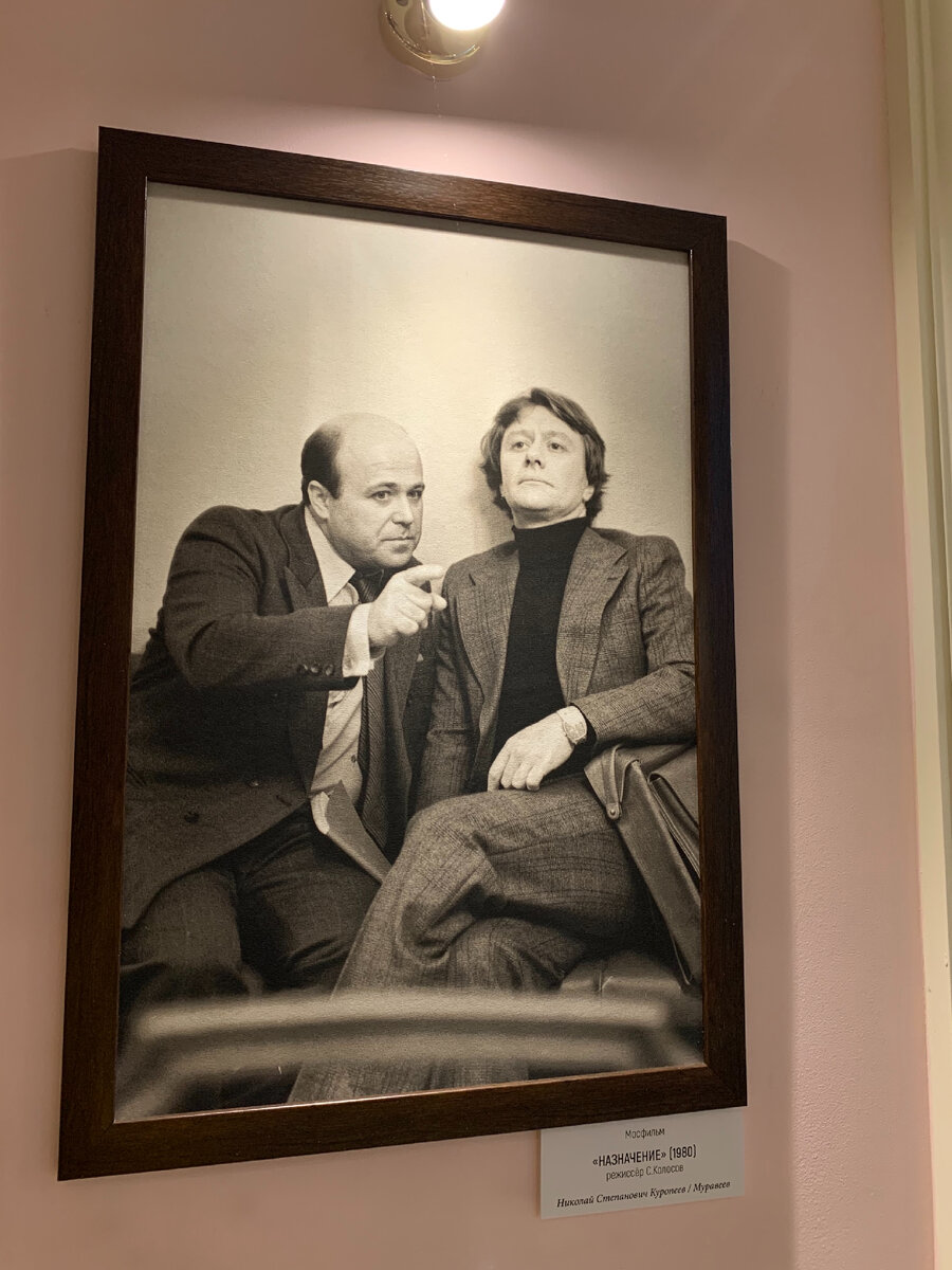 Очень красивый по дизайну и архитектуре театр «Эт-сетера» . Повсюду фотографии А.Калягина, худ.руководителя театра.