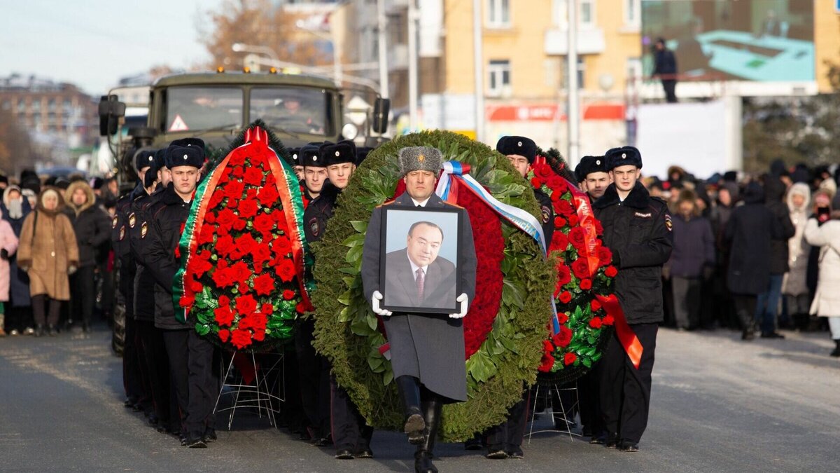     Чтобы проводить первого президента в последний путь, жители республики провели не меньше двух часов на улице: полчаса, чтобы попасть в здание, и полтора часа, чтобы принять участие в траурной процессии.