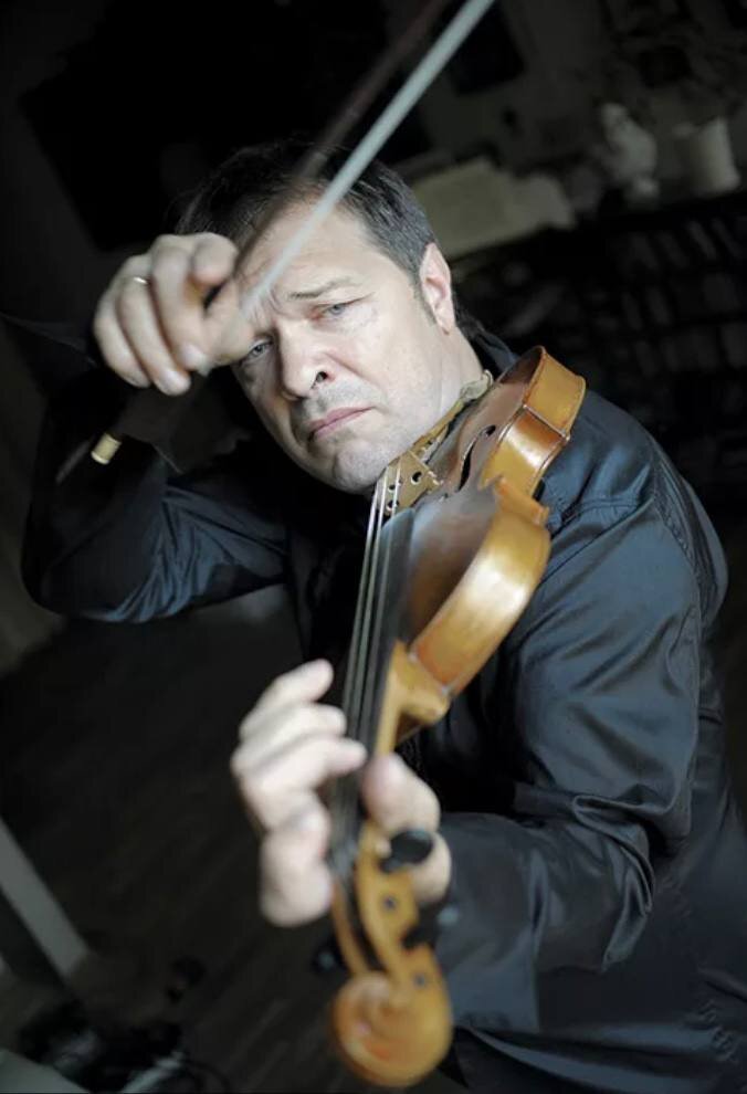 Известный скрипач, бывший музыкант группы «Аквариум» Андрей Решетин ушёл добровольцем на фронт. Затем был переведён из боевой части в военную концертную бригаду.