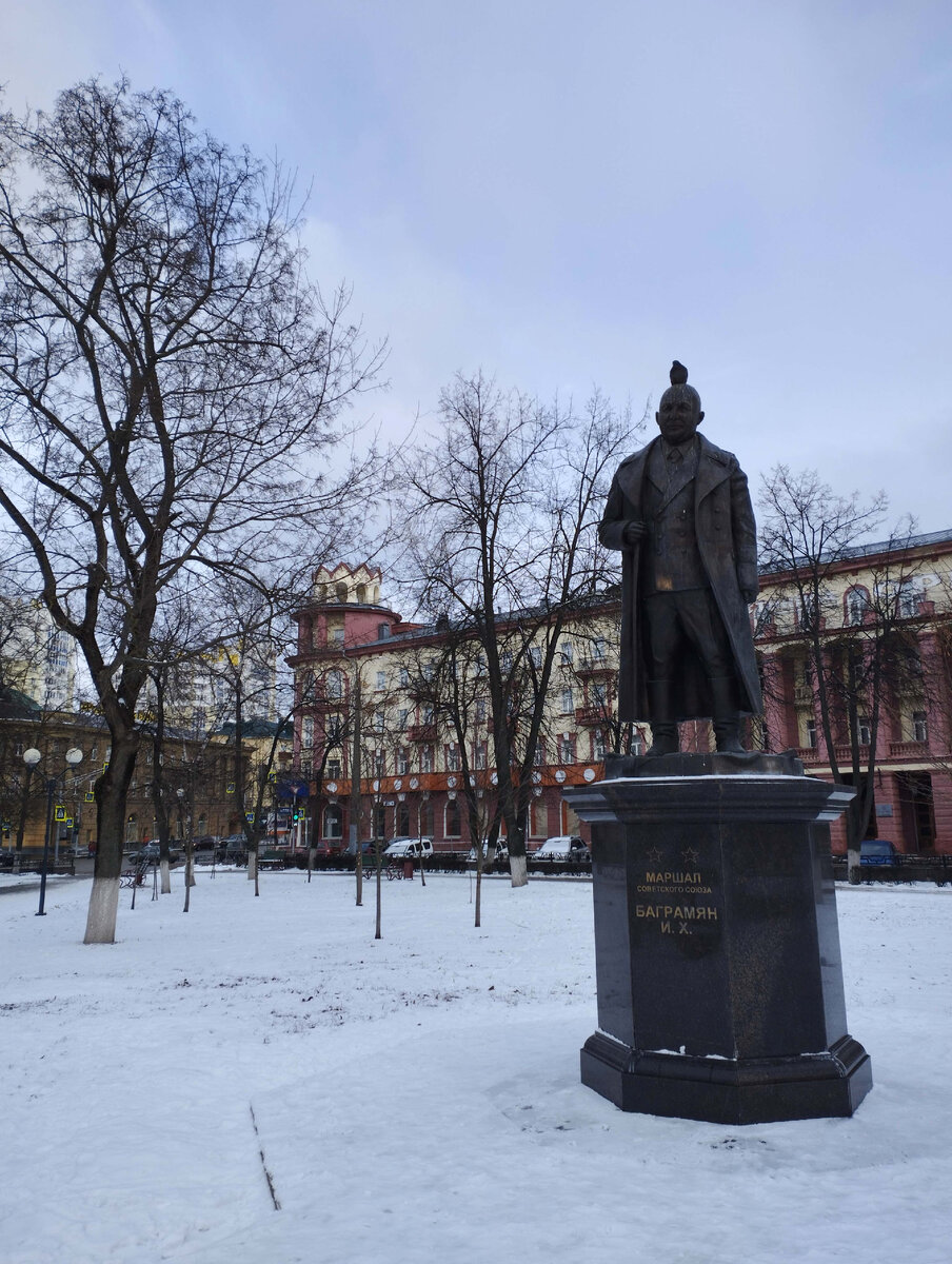 Ещё один голубь на голове памятника маршалу. За памятником гостиница "Орёл".