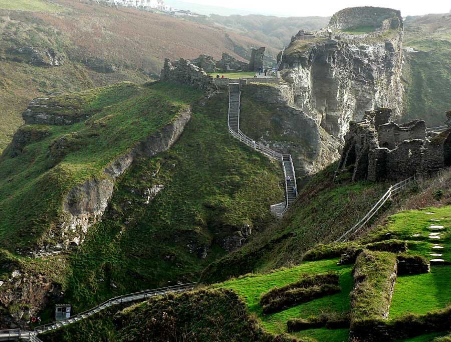 Замок Тинтагель, где, по преданию, родился король Артур