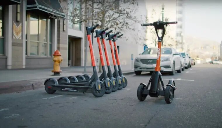 Первая версия модели S-200 — это современный трехколесный электросамокат с улучшенной подвеской и увеличенной колесной базой. 