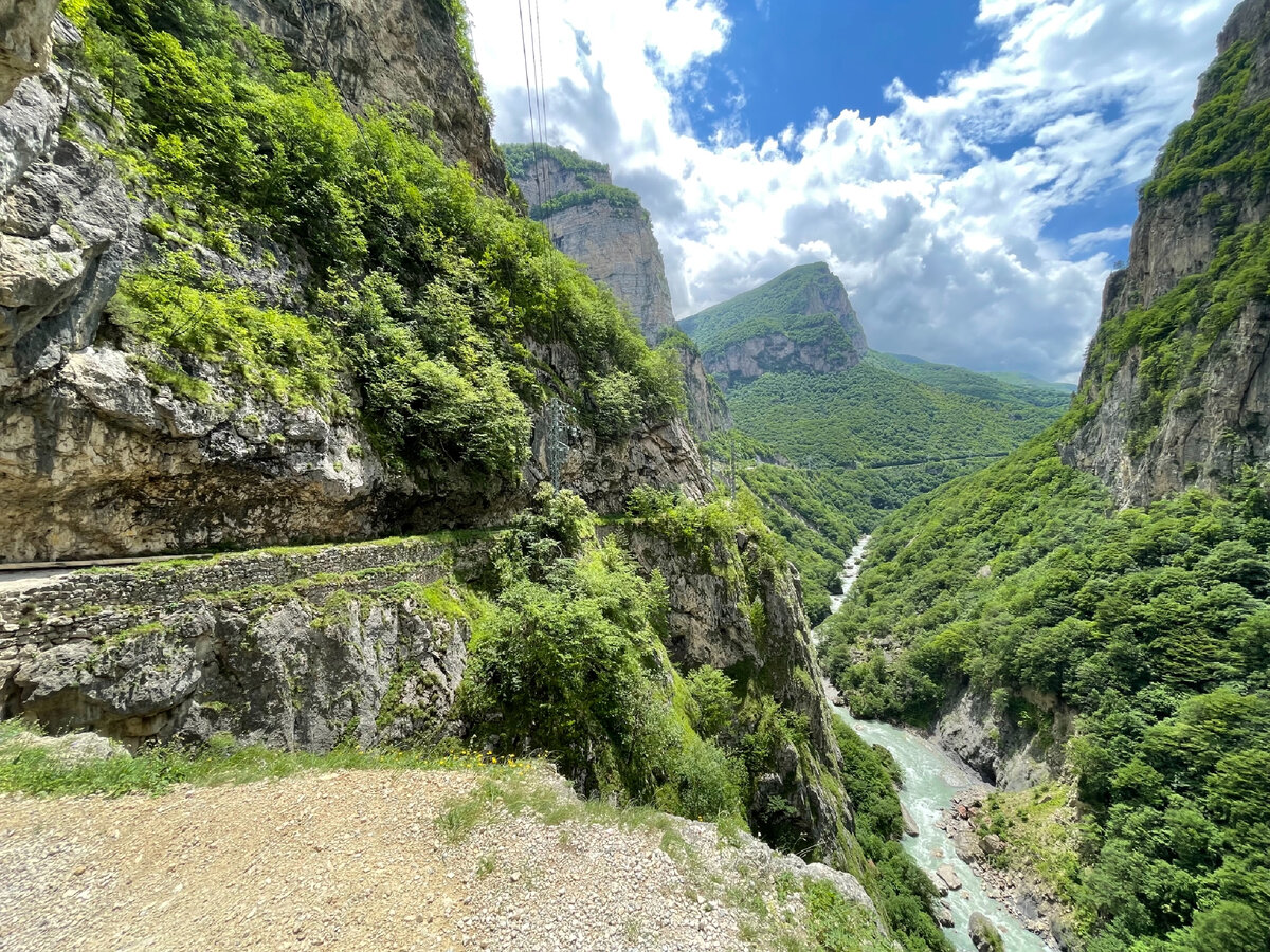 Черекская теснина на Кавказе. Опасная автомобильная дорога в горах без отбойников над обрывом