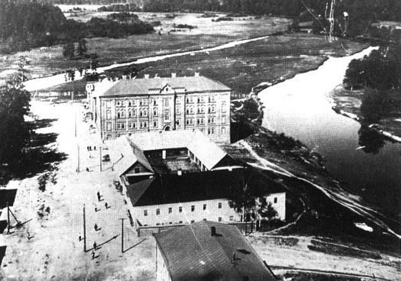  В середине ХХ века Саров был одним из самых засекреченных городов России. Объект стерли со всех карт, ему поменяли название, он находился под постоянной охраной.-2