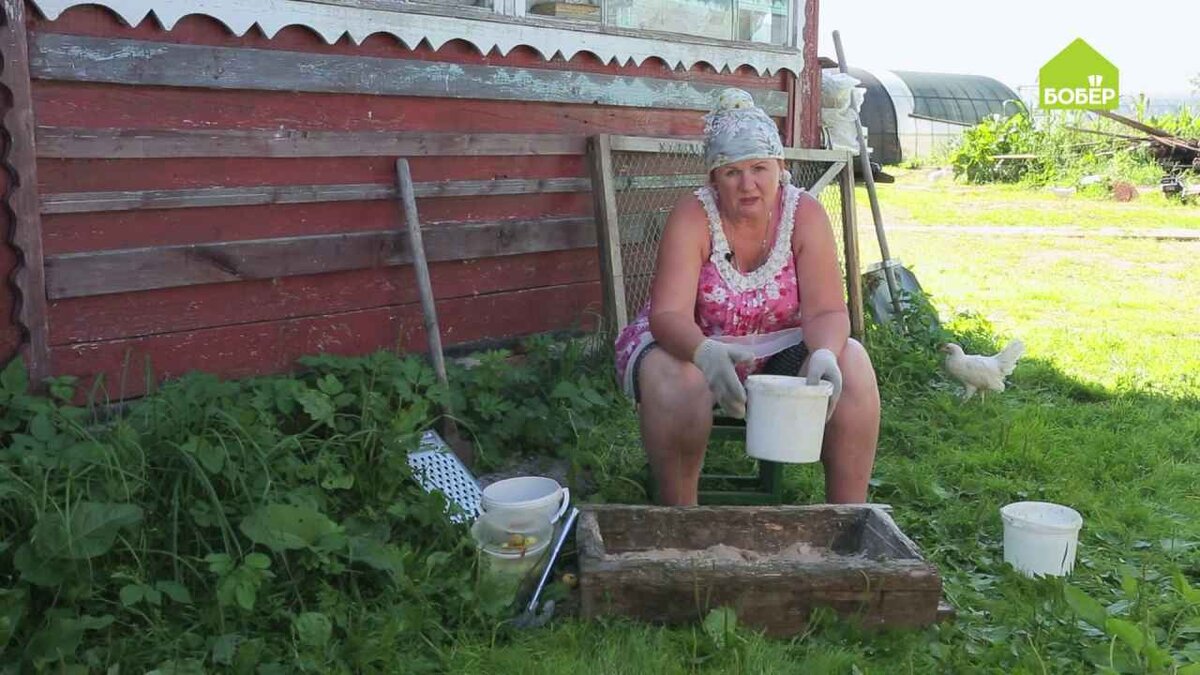 Сложите в корыто свежескошенную траву и мелко порубите лопатой.