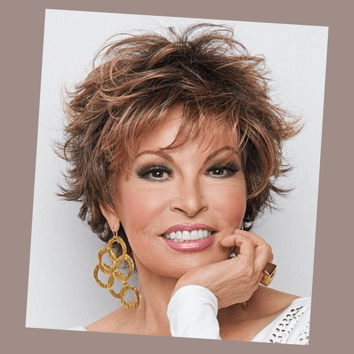 Обратите внимание как освежает стрижка, в тандеме с макияжем.