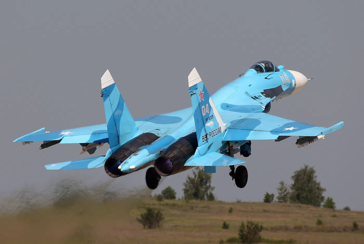 Су 27 сверхзвуковой самолет скорость. Истребитель Су-27. Су-27 двухдвигательный реактивный самолёт. Су-27 ВВС России. Истребители России Су 27.