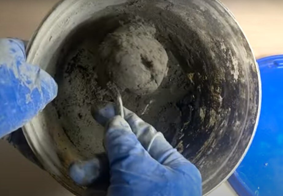  Смесь на выходе должна получиться достаточно густой, чтобы не растекалась.