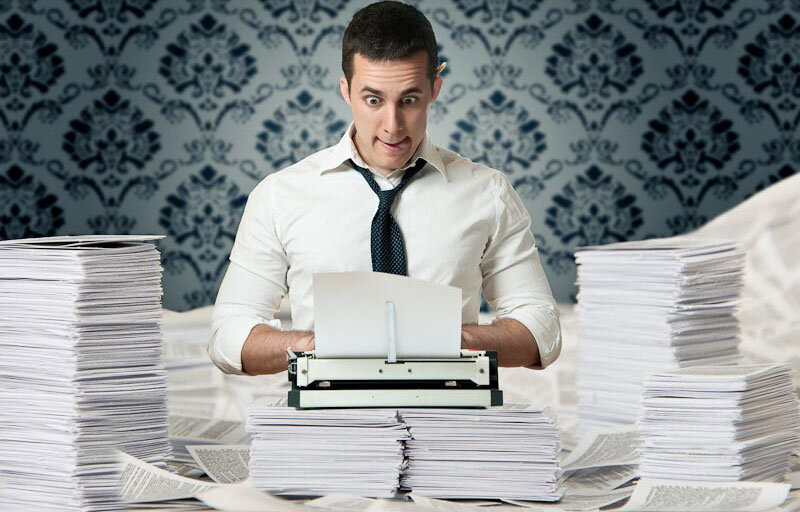 человек пишет статью. редактор копирайтер. пишет статью профессия. копирайтер. писать.