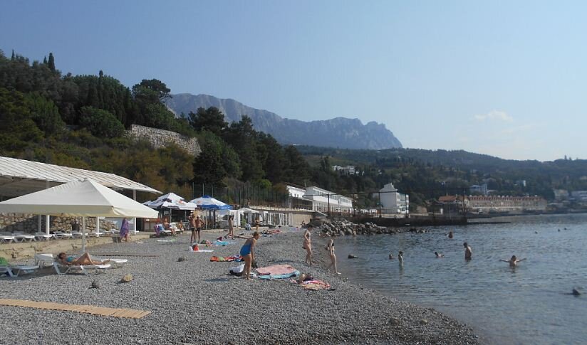 Симеиз. Вид с пляжа "Нарышкинские камни" на гору Ай-Петри