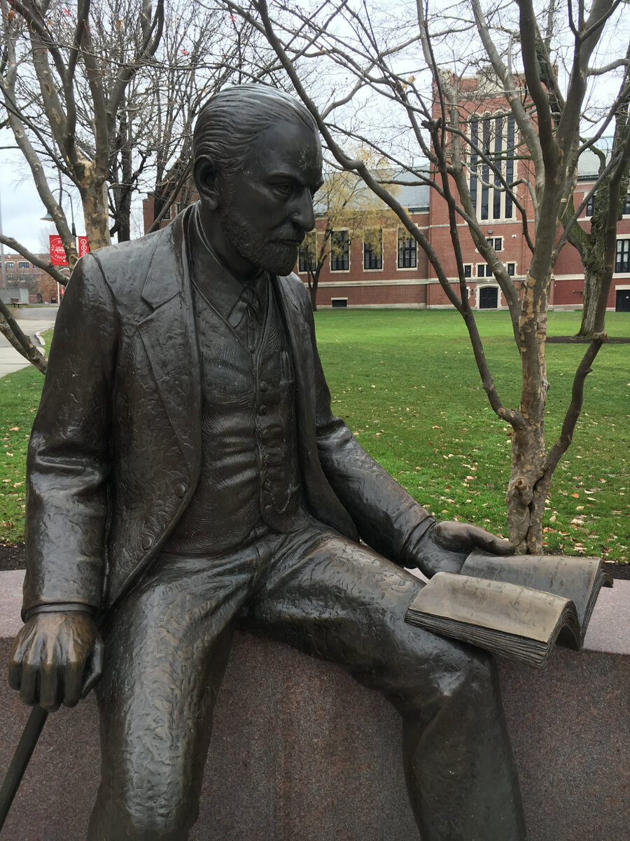 Училась в Clark University. Дедушка Фрейд сидит напротив входа в главное здание. Когда-то приезжал с лекциями, но я не застала)