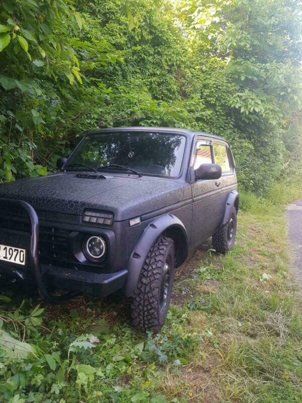 Нива в лесу у небольшой проселочной дороги. Брошенная из-за поломки. 