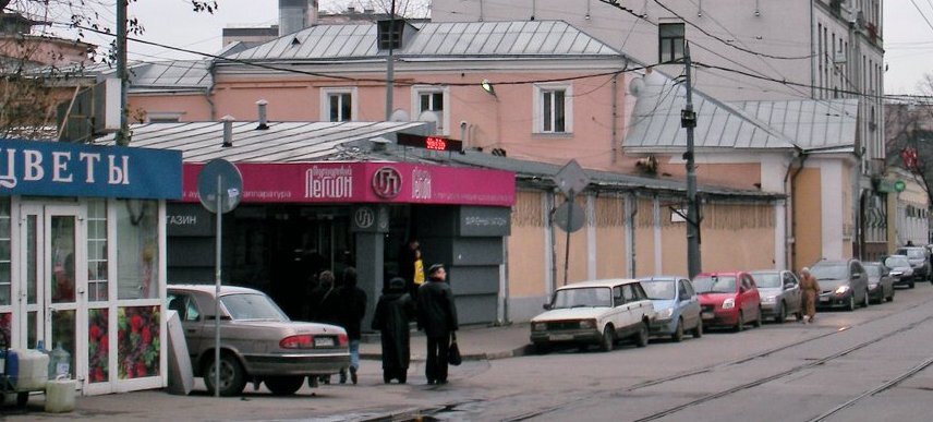 "Пурпурный легион" "на Новокузнецкой". В правом крыле продавалась Hi-Fi-аппаратура, в левом - аудио- и видеодиски. В те года возле магазина можно было парковаться бесплатно.
